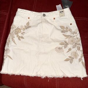 Abercrombie & Fitch White Denim Mini Skirt with Beige Floral Embroidery